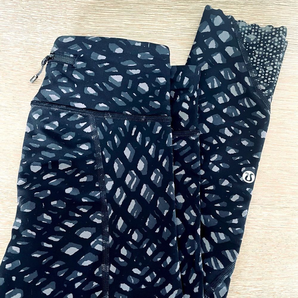 Lululemon Cropped Black Print Scalloped Leggings 4